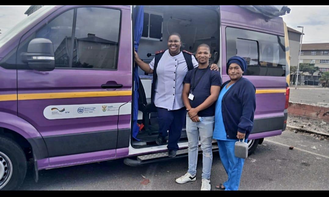 IPI community health workers and a professional nurse at a Western Cape Government Health mobile clinic vehicle in Cape Town